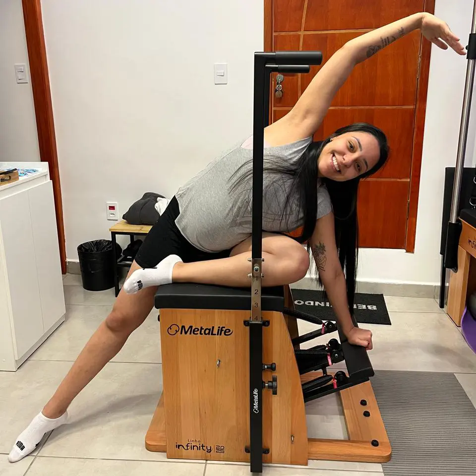 Mulher fazendo pilates no Espaço Gisele Silva