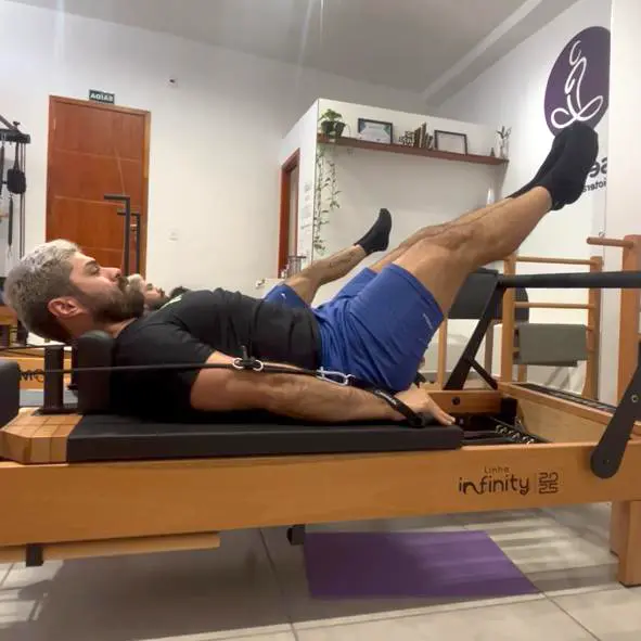 Homem fazendo pilates, Espaço Gisele Silva