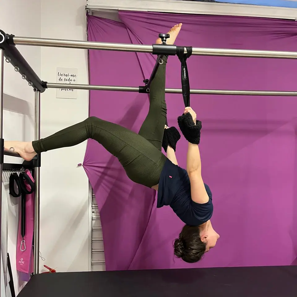 Mulher fazendo pilates no Espaço Gisele Silva