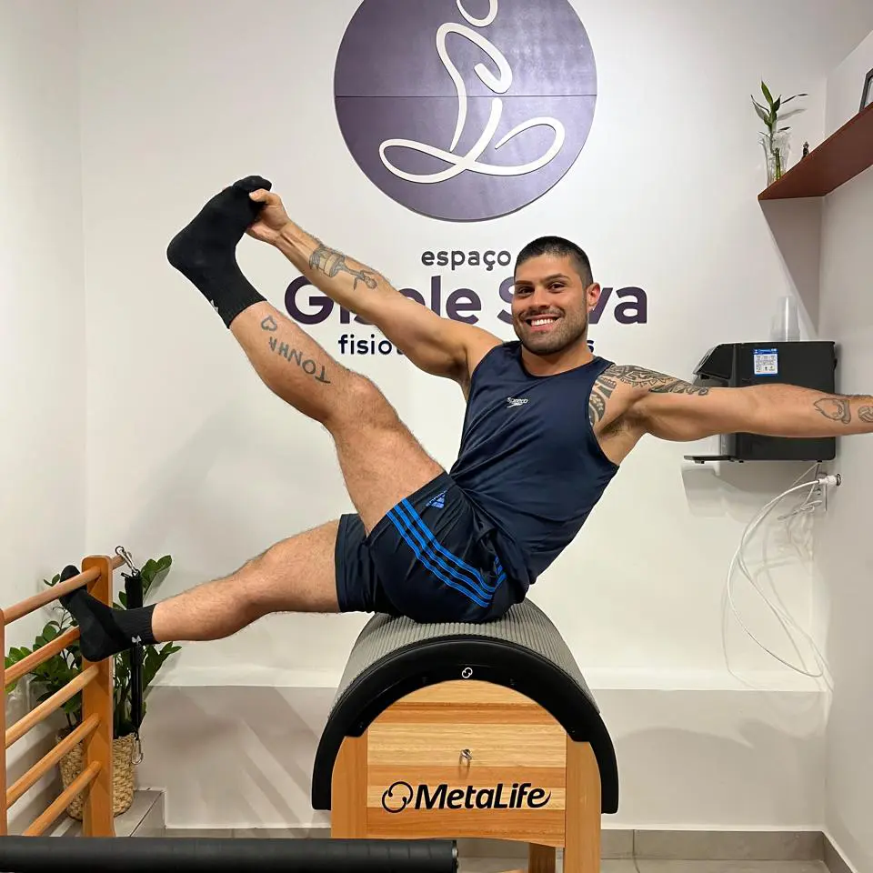 Homem feliz fazendo pilates, Espaço Gisele Silva