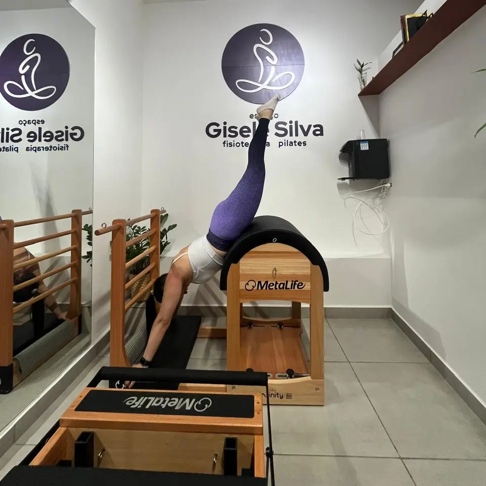 Mulher fazendo pilates no Espaço Gisele Silva
