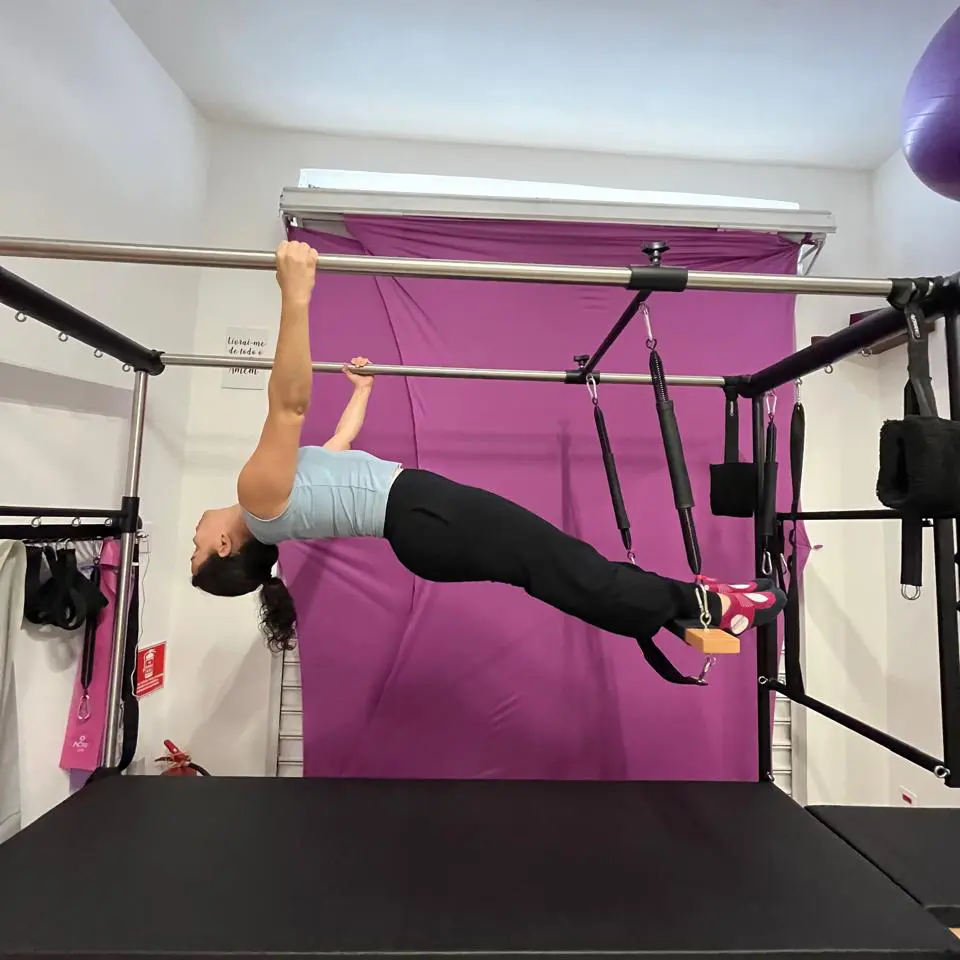 Mulher fazendo pilates no Espaço Gisele Silva