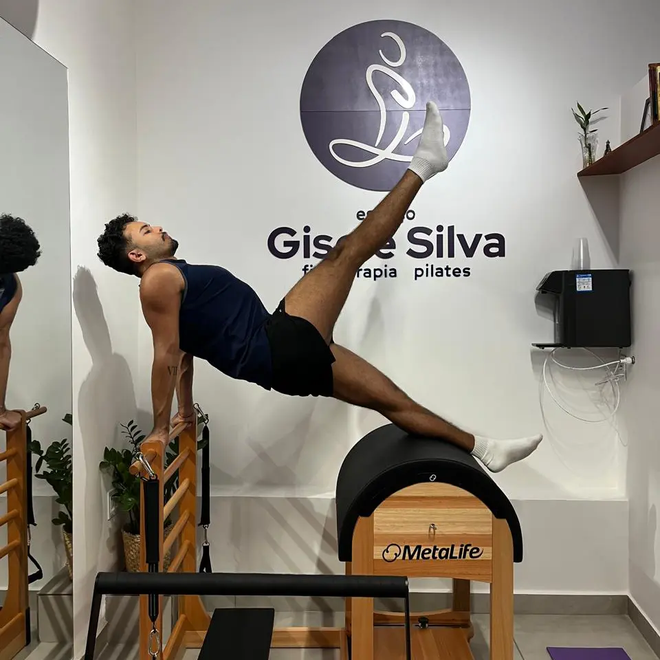 Homem fazendo pilates, Espaço Gisele Silva