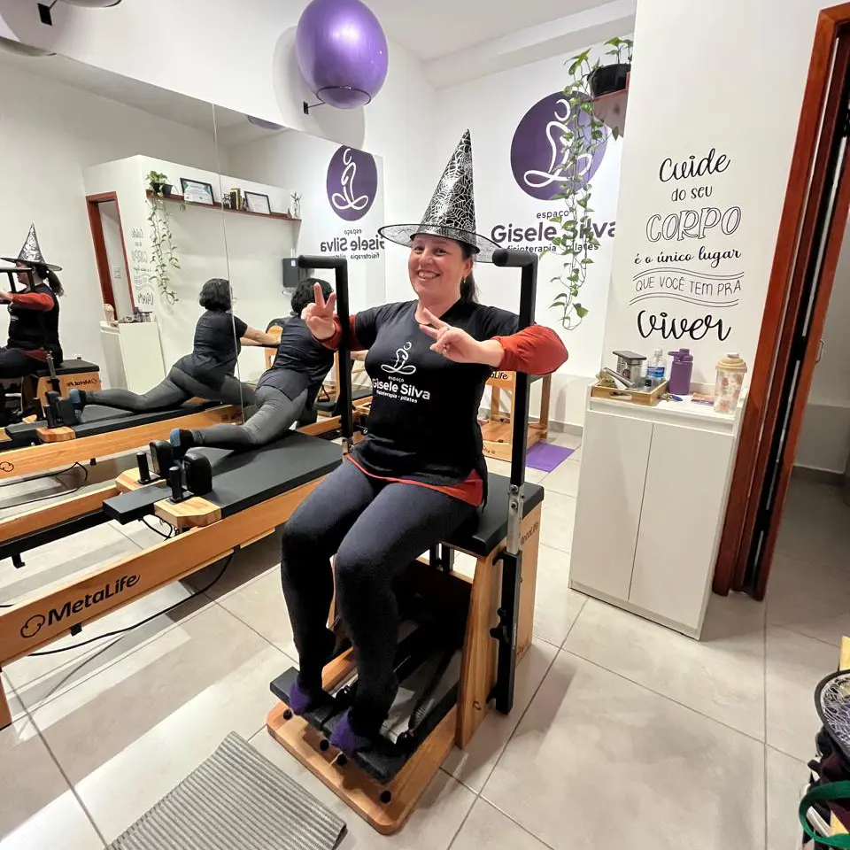 Mulher se divertindo e fazendo pilates, Espaço Gisele Silva
